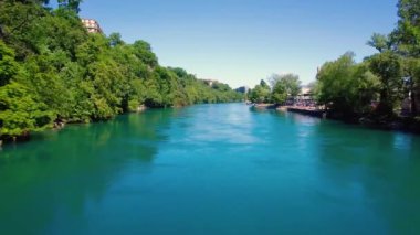şehirde Geneva, İsviçre - Uhd Rhone Nehri'nin 4 k hava görüntüleri