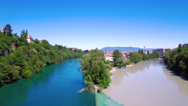 4 k letecké záběry řeky Rhôny v městě Ženeva v Švýcarsku - Uhd — Stock video