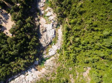Cavu doğal havuzunun Tagliu Rossu ve Sainte L yakın havadan görünümü