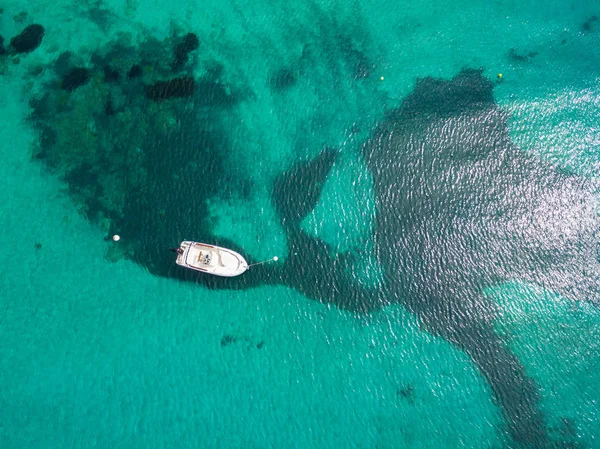 Vista aérea de um barco de lazer amarração em turquesa translúcida — Fotografia de Stock