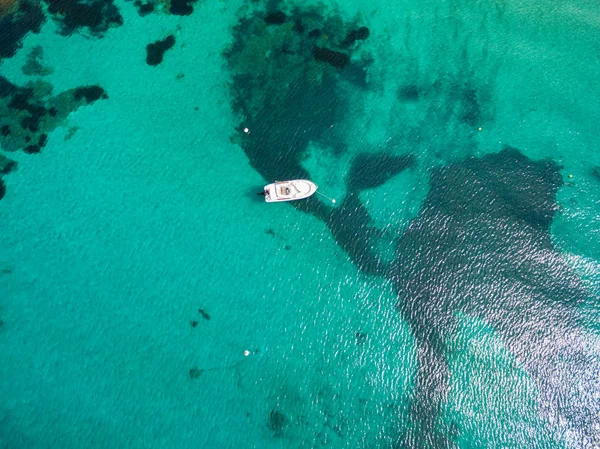 Vista aérea de um barco de lazer amarração em turquesa translúcida — Fotografia de Stock