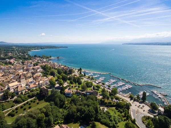 Luftaufnahme der Nyoner Altstadt und der Uferpromenade in der Schweiz — Stockfoto