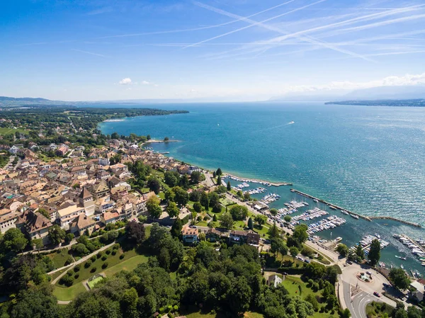 Vista aérea de la ciudad vieja de Nyon y el paseo marítimo en Suiza —  Fotos de Stock