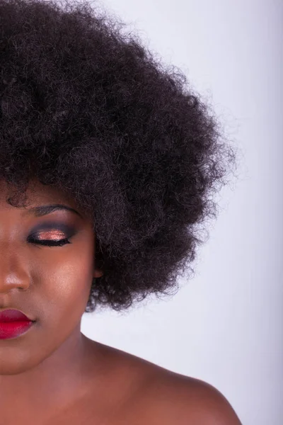 Retrato de uma bela mulher afro-americana com um cabelo afro — Fotografia de Stock