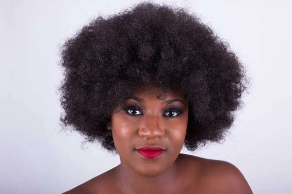 Retrato de uma bela mulher afro-americana com um cabelo afro — Fotografia de Stock