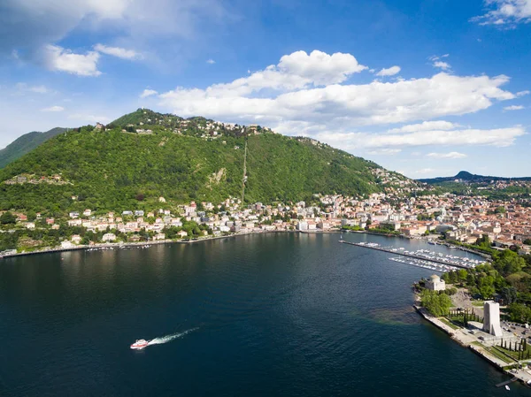 Fotografia aérea vista da cidade de Como e lago perto de Milão em Ital — Fotografia de Stock