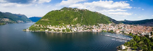 Flygfotografering utsikt över staden Como och sjön nära Milan i Ital — Stockfoto