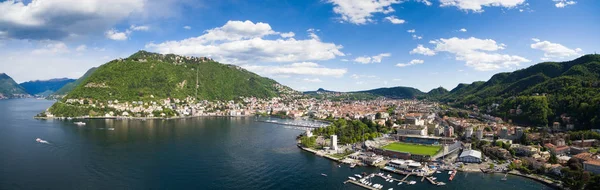 Fotografia aérea vista da cidade de Como e lago perto de Milão em Ital — Fotografia de Stock