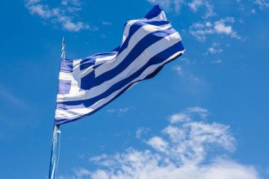 Keri Zakynth içinde havada sallayarak en büyük Yunan bayrağı