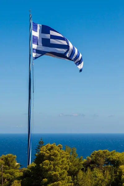 Griekse grootste nationale vlag zwaaien in de lucht in Keri in Zakynth — Stockfoto