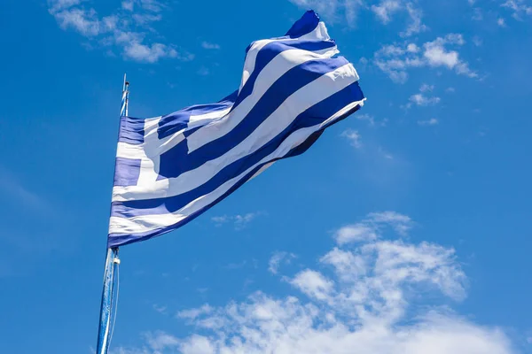 Bandeira nacional maior grega acenando no céu em Keri em Zakynth — Fotografia de Stock