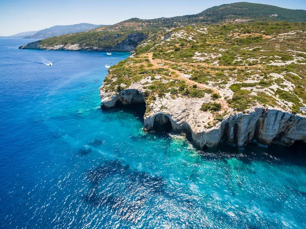 Flygfoto över Agios Nikolaos blå grottor i Zakynthos (Zante) — Stockfoto