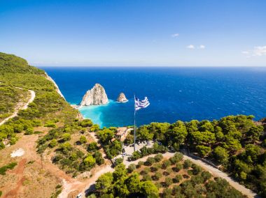 Keri Zakynth içinde havada sallayarak en büyük Yunan bayrağı