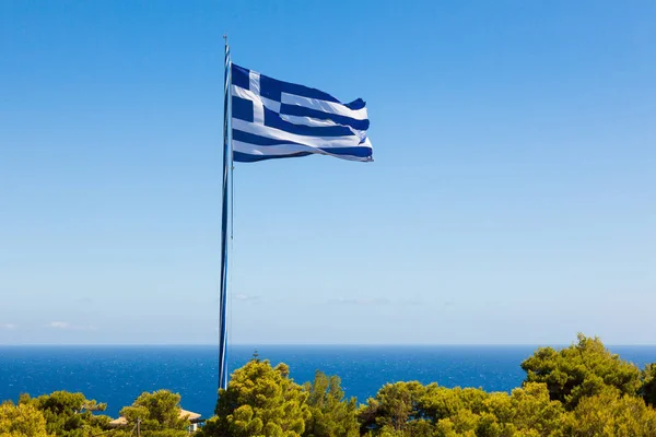 Griekse grootste nationale vlag zwaaien in de lucht in Keri in Zakynth — Stockfoto