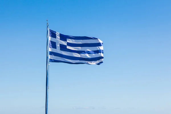 Bandera nacional más grande griega ondeando en el cielo en Keri en Zakynth —  Fotos de Stock