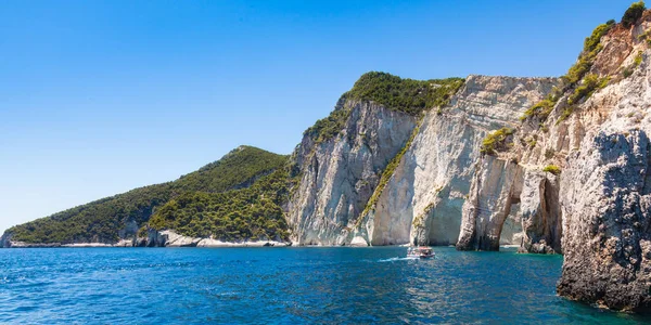 Yunanistan 'ın Zakynthos (Zante) adasındaki Keri mavi mağaralarının manzarası