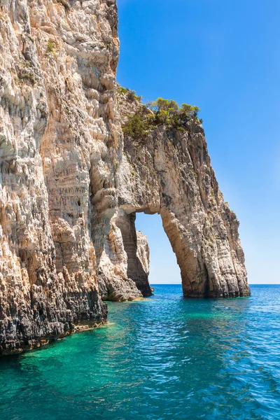 Yunanistan 'ın Zakynthos (Zante) adasındaki Keri mavi mağaralarının manzarası