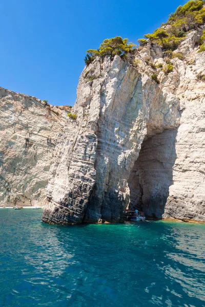 Yunanistan 'ın Zakynthos (Zante) adasındaki Keri mavi mağaralarının manzarası