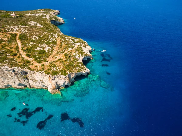 Flygfoto över Agios Nikolaos blå grottor i Zakynthos (Zante) — Stockfoto