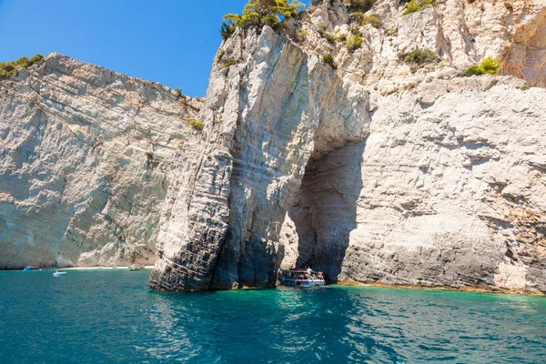 Yunanistan 'ın Zakynthos (Zante) adasındaki Keri mavi mağaralarının manzarası
