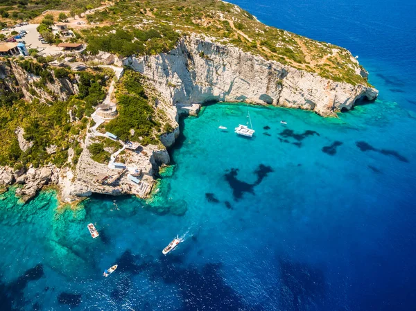 Flygfoto över Agios Nikolaos blå grottor i Zakynthos (Zante) — Stockfoto