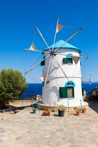Stary wiatrak w Agios Nikolaos w pobliżu blue caves w Zakynthos (Zan — Zdjęcie stockowe