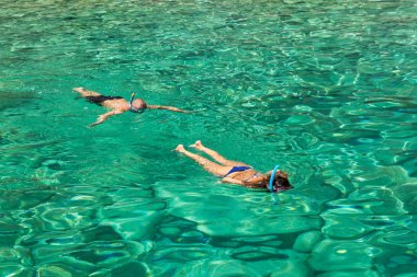 Keri mavi mağaralar Zakynthos (Zante defne yakınındaki şnorkel kişi