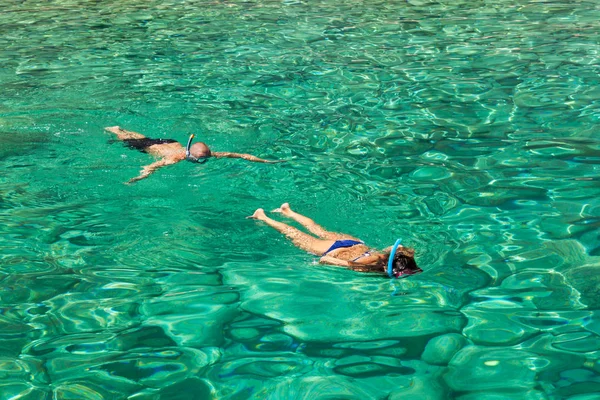 Keri mavi mağaralar Zakynthos (Zante defne yakınındaki şnorkel kişi