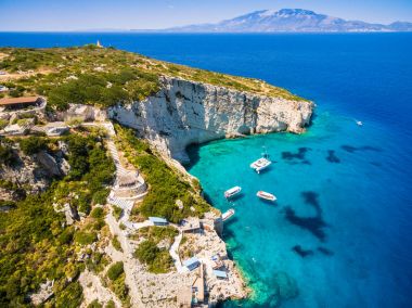 Agios Nikolaos mavi hava görünümünü Zakynthos (Zante mağaralar)