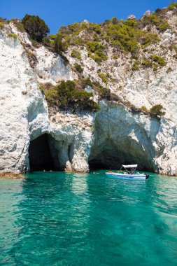 Yunanistan 'ın Zakynthos (Zante) adasındaki Keri mavi mağaralarının manzarası