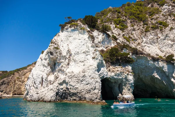 Yunanistan 'ın Zakynthos (Zante) adasındaki Keri mavi mağaralarının manzarası
