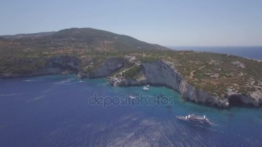 Agios Nikolaos, 4 k (Uhd) hava manzara mavi mağaralar Zakynthos (Zante) Island, Yunanistan - günlük