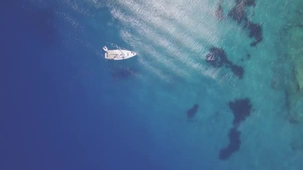 4 k (Uhd) luchtfoto van boten aanmeren in Agios Nikolaos blauwe grotten in Zakynthos (Zante) eiland, Griekenland - Log — Stockvideo