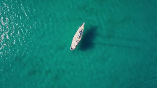 在科瑞湾在岛中希腊扎金索斯 （桑特岛），系泊船 4 k （到） 鸟瞰图 — 图库视频影像