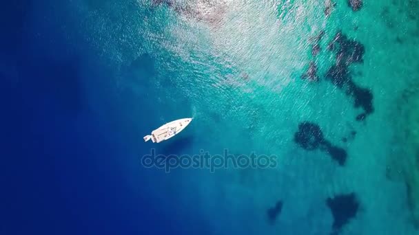 4 k (Uhd) ギリシャのザキントス (ザキントス島) 島アギオス ニコラオス青い洞窟で係留ボートの空撮 — ストック動画