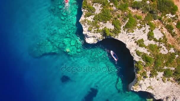 4K (UHD) Vue aérienne des grottes bleues d'Agios Nikolaos sur l'île de Zante, en Grèce — Video