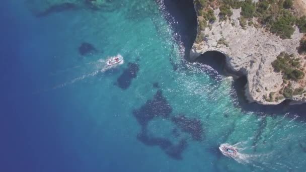 4 k (Uhd) luchtfoto van Agios Nikolaos blauwe grotten in Zakynthos (Zante) eiland, Griekenland - Log — Stockvideo