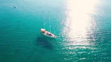 Keri Bay Zakynthos (Zante) Island, Yunanistan için demirleme bir teknenin 4 k (Uhd) havadan görünümü