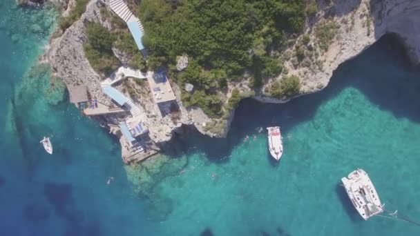 4K (UHD) Vista aérea de las cuevas azules de Agios Nikolaos en la isla de Zante, en Grecia - Log — Vídeos de Stock