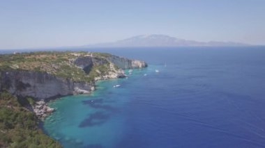 Agios Nikolaos, 4 k (Uhd) hava manzara mavi mağaralar Zakynthos (Zante) Island, Yunanistan - günlük