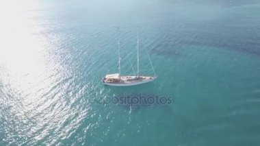 Zakynthos (Zante) Island, Yunanistan - günlük Keri koyda demirleme bir teknenin 4 k (Uhd) havadan görünümü