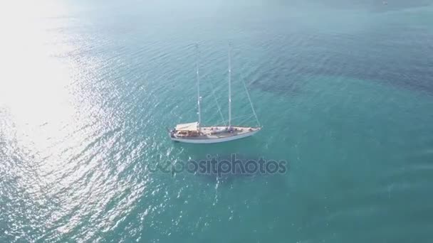 4K (UHD) Vue aérienne d'un bateau amarrant dans la baie de Keri dans l'île de Zante, en Grèce - Log — Video