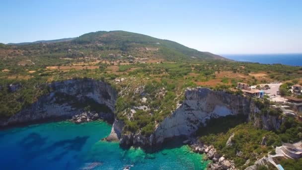 4K (UHD) Vue aérienne des grottes bleues d'Agios Nikolaos sur l'île de Zante, en Grèce  