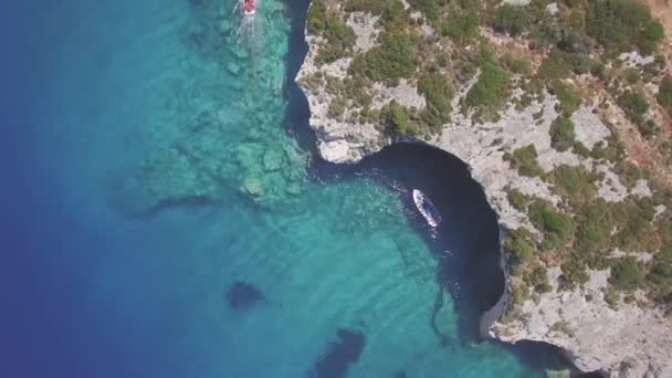 4K (UHD) Vista aérea de las cuevas azules de Agios Nikolaos en la isla de Zante, en Grecia - Log — Vídeo de stock