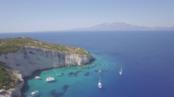 4K (UHD) Vue aérienne des grottes bleues d'Agios Nikolaos dans l'île de Zante, en Grèce - Log 