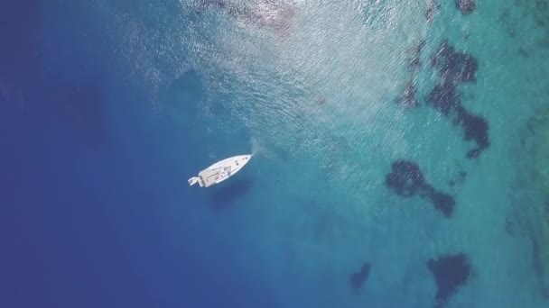 4K (UHD) Vue aérienne des bateaux amarrés dans les grottes bleues d'Agios Nikolaos dans l'île de Zante, en Grèce - Log — Video