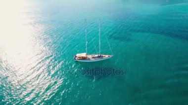 Keri Bay Zakynthos (Zante) Island, Yunanistan için demirleme bir teknenin 4 k (Uhd) havadan görünümü