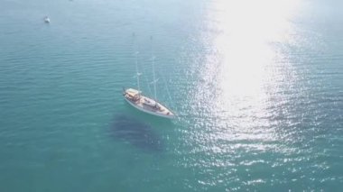Zakynthos (Zante) Island, Yunanistan - günlük Keri koyda demirleme bir teknenin 4 k (Uhd) havadan görünümü