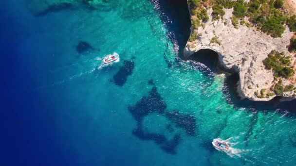 4K (UHD) Veduta aerea delle grotte blu di Agios Nikolaos nell'isola di Zante, in Grecia — Video Stock