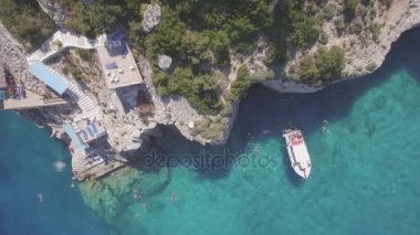 Agios Nikolaos, 4 k (Uhd) hava manzara mavi mağaralar Zakynthos (Zante) Island, Yunanistan - günlük